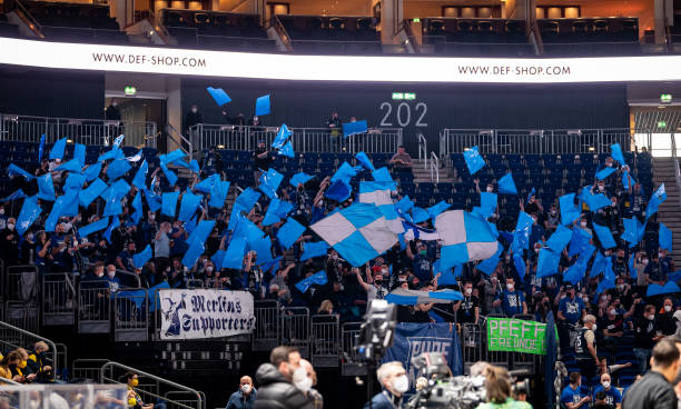 并肩出现 并肩出现